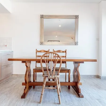 Apartman Seafront, 2 Bed In Quiet Area *