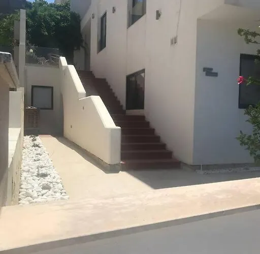 Apartman Seafront, 2 Bed In Quiet Area *