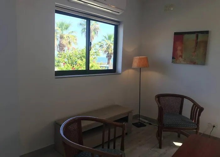 Seafront, 2 Bed In Quiet Area *