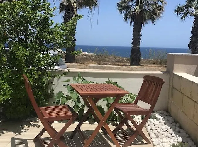 Seafront, 2 Bed In Quiet Area *