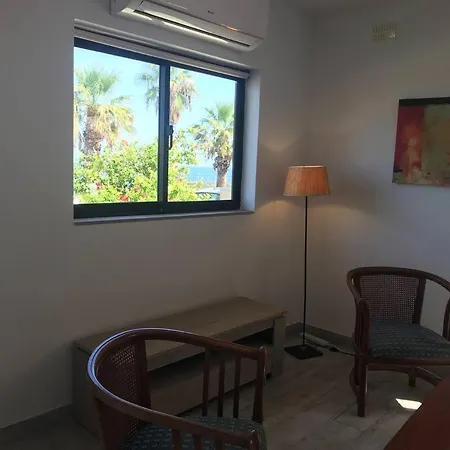 Seafront, 2 Bed In Quiet Area *