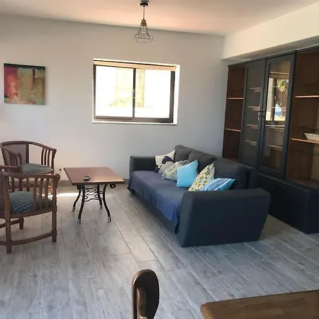 Seafront, 2 Bed In Quiet Area