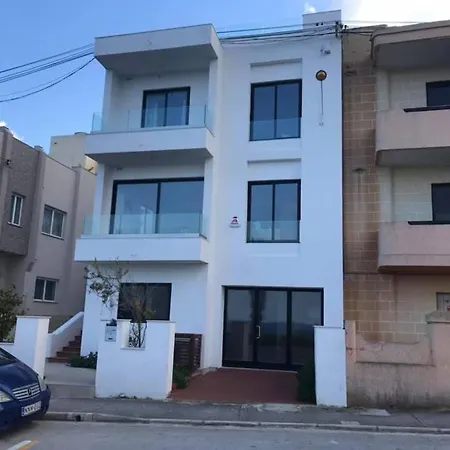 Seafront, 2 Bed In Quiet Area *
