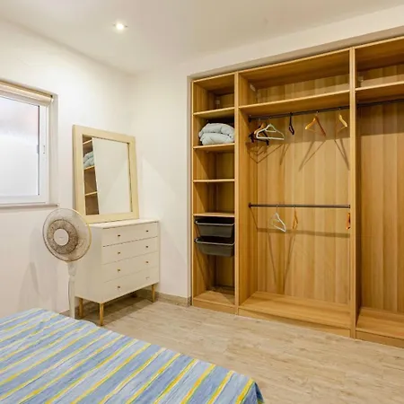 Seafront, 2 Bed In Quiet Area *