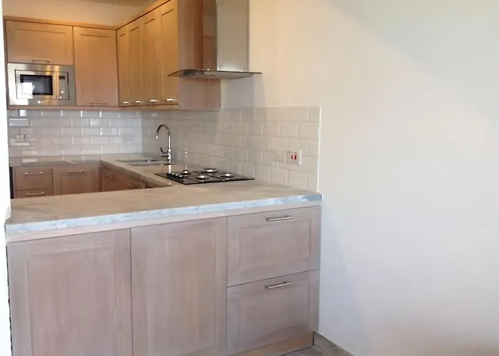 Seafront, 2 Bed In Quiet Area *