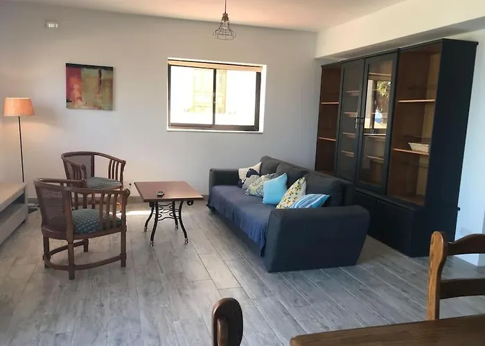 Seafront, 2 Bed In Quiet Area